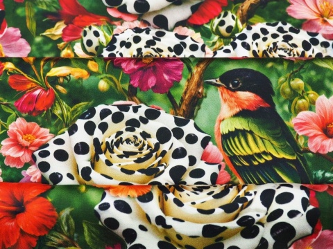 wiskoza w kolorowe kwiaty i ptaki na zielonym tle