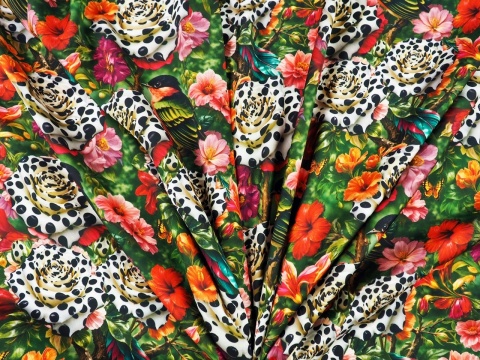 wiskoza w kolorowe kwiaty i ptaki na zielonym tle