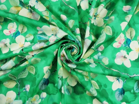 bawełna w gałązki z białymi kwiatami na zielonym tle