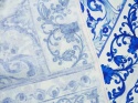 biały len w niebieskie kafle z roślinnymi ornamentami
