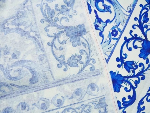 biały len w niebieskie kafle z roślinnymi ornamentami