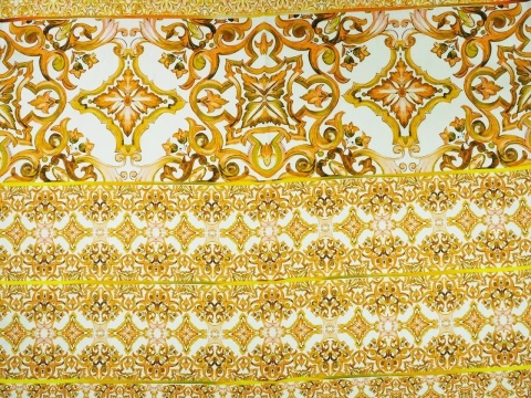 biały len w żółte ornamenty