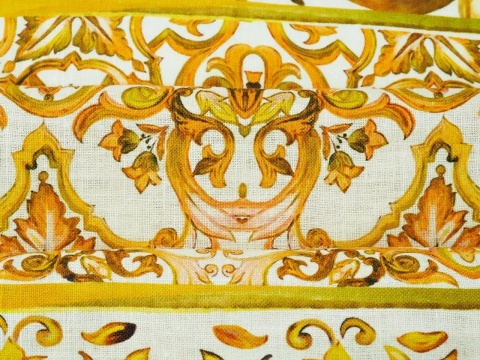 biały len w żółte ornamenty