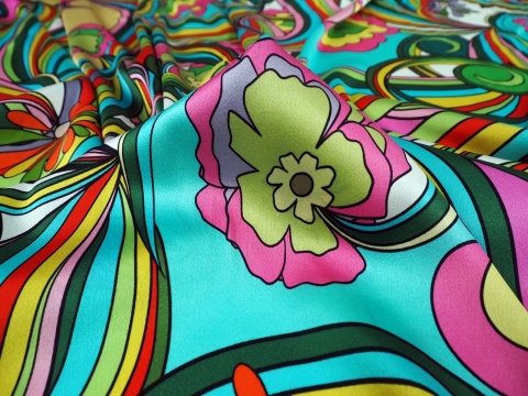 satyna jedwabna we wzór lata 60. woodstock psychodela retro florentine