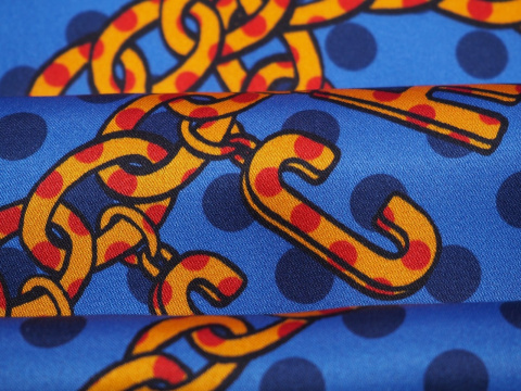 Jedwab Moschino - Łańcuchy na szafirze Jedwab Moschino - Łańcuchy na szafirze