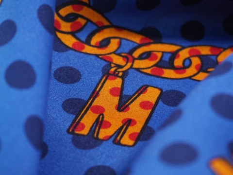 Jedwab Moschino - Łańcuchy na szafirze Jedwab Moschino - Łańcuchy na szafirze