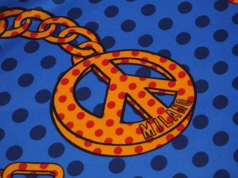 Jedwab Moschino - Łańcuchy na szafirze Jedwab Moschino - Łańcuchy na szafirze