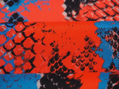 Jedwab elastyczny - Czerwona skóra węża Jedwab elastyczny - Czerwona skóra węża