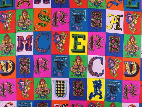 Jedwab sygnowany - Kolorowe litery Versace Jedwab sygnowany - Kolorowe litery Versace