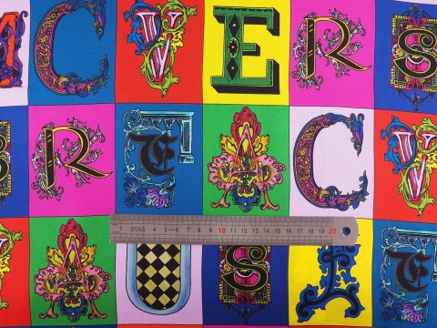 Jedwab sygnowany - Kolorowe litery Versace Jedwab sygnowany - Kolorowe litery Versace