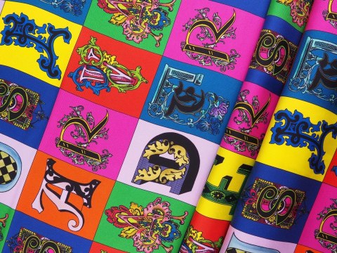 Jedwab sygnowany - Kolorowe litery Versace Jedwab sygnowany - Kolorowe litery Versace