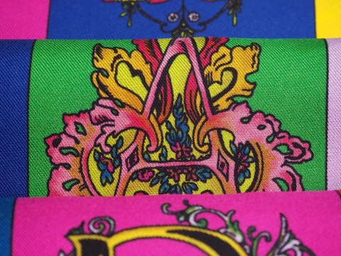 Jedwab sygnowany - Kolorowe litery Versace Jedwab sygnowany - Kolorowe litery Versace