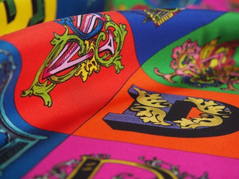Jedwab sygnowany - Kolorowe litery Versace Jedwab sygnowany - Kolorowe litery Versace