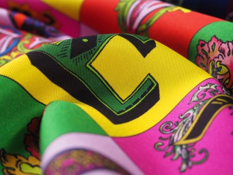Jedwab sygnowany - Kolorowe litery Versace Jedwab sygnowany - Kolorowe litery Versace
