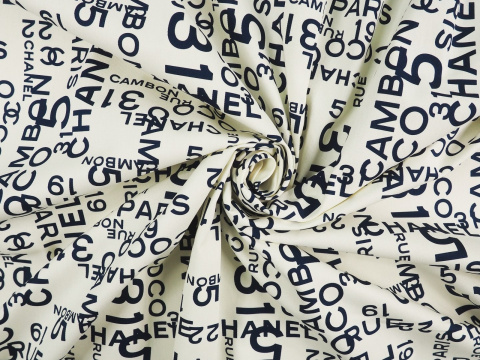 Bawełna sygnowana - Białe tło i napis Chanel Bawełna sygnowana - Białe tło i napis Chanel