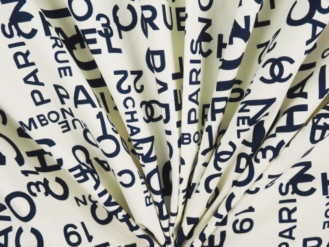 Bawełna sygnowana - Białe tło i napis Chanel Bawełna sygnowana - Białe tło i napis Chanel
