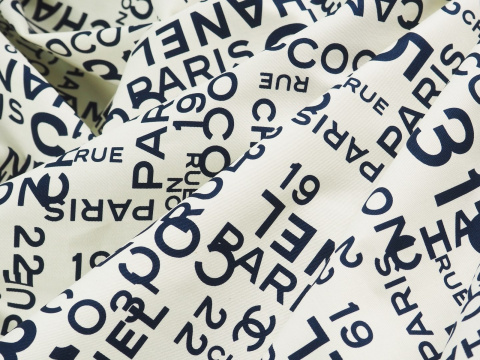 Bawełna sygnowana - Białe tło i napis Chanel Bawełna sygnowana - Białe tło i napis Chanel