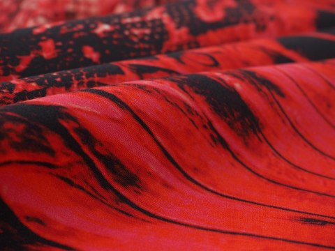 Jedwab elastyczny - Czerwona skóra węża Jedwab elastyczny - Czerwona skóra węża