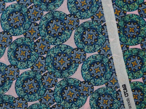 Jedwab krepa Ratti - Niebieskie rozety na różu Jedwab krepa Ratti - Niebieskie rozety na różu