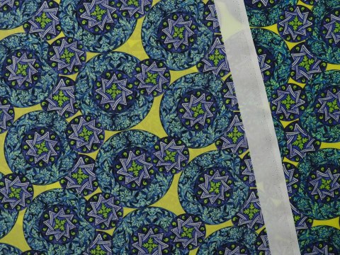 Jedwab krepa Ratti - Niebieskie rozety na żółci Jedwab krepa Ratti - Niebieskie rozety na żółci