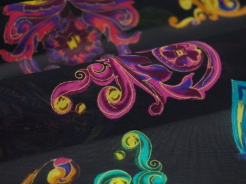 Wiskoza szyfon - Kolorowe ornamenty sygnowane Wiskoza szyfon - Kolorowe ornamenty sygnowane