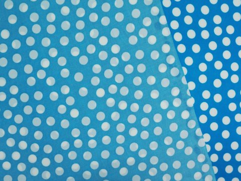 Dzianina wiskozowa - Nieregularne białe grochy na błękicie Dzianina wiskozowa - Nieregularne białe grochy na błękicie