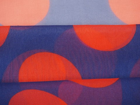 Jedwab szyfon - Czerwone grochy na błękicie Jedwab szyfon - Czerwone grochy na błękicie