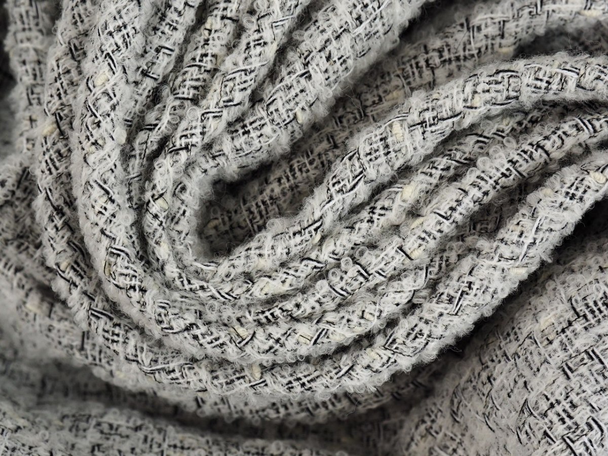 chanelka boucle szary z czarną nitką chanelka boucle szary z czarną nitką