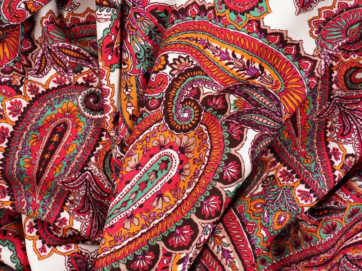 wiskoza paisley róż białe tło wiskoza paisley róż białe tło