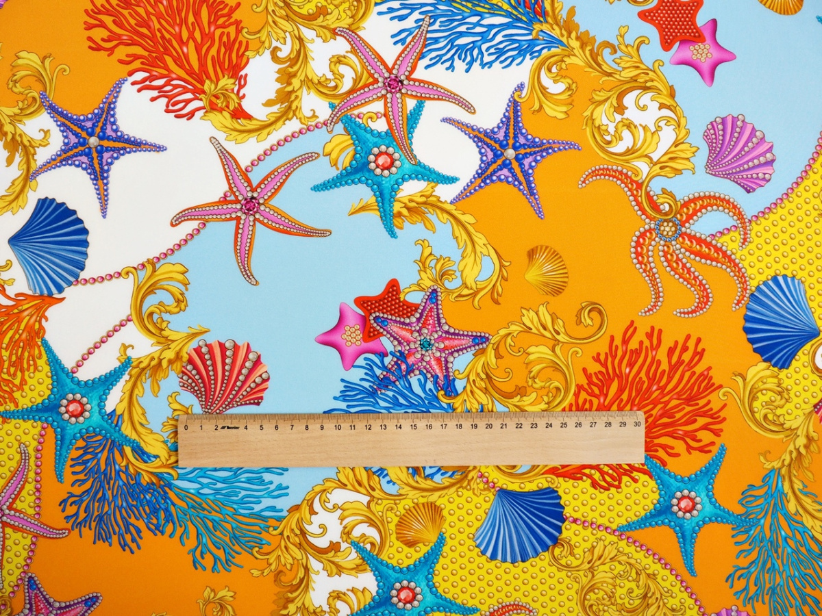 Jedwab krepa - Morskie motywy i ornamenty na kolorowym tle Versace Jedwab krepa - Morskie motywy i ornamenty na kolorowym tle Versace