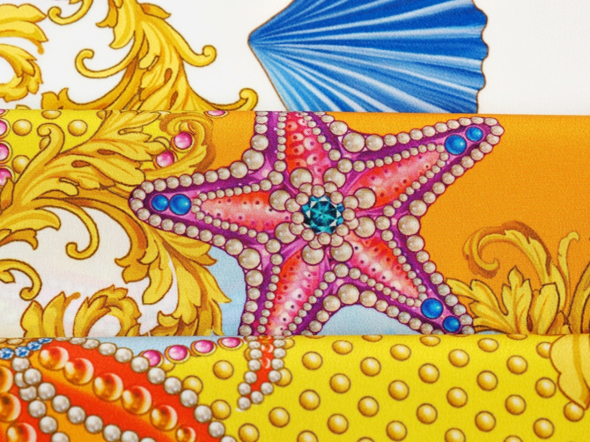 Jedwab krepa - Morskie motywy i ornamenty na kolorowym tle Versace Jedwab krepa - Morskie motywy i ornamenty na kolorowym tle Versace