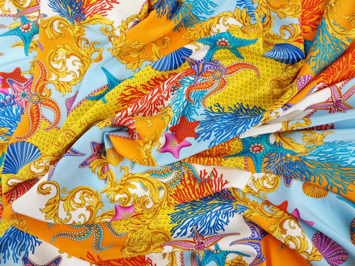 Jedwab krepa - Morskie motywy i ornamenty na kolorowym tle Versace Jedwab krepa - Morskie motywy i ornamenty na kolorowym tle Versace
