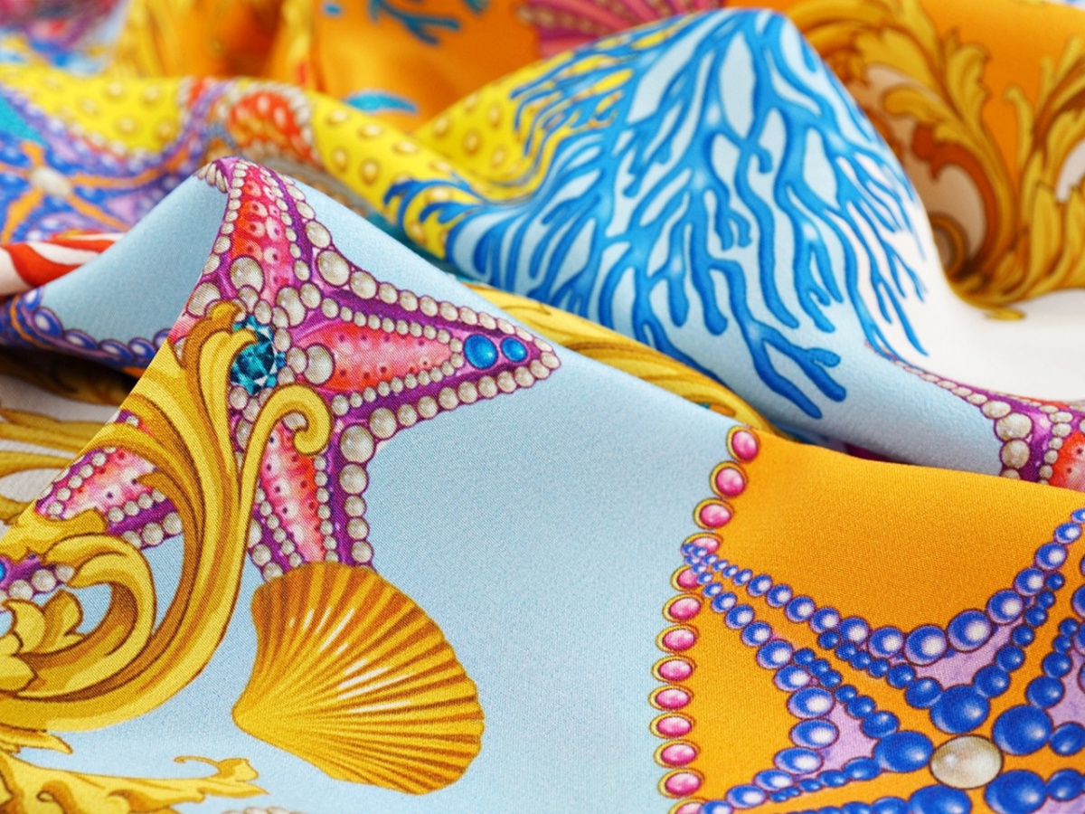 Jedwab krepa - Morskie motywy i ornamenty na kolorowym tle Versace Jedwab krepa - Morskie motywy i ornamenty na kolorowym tle Versace