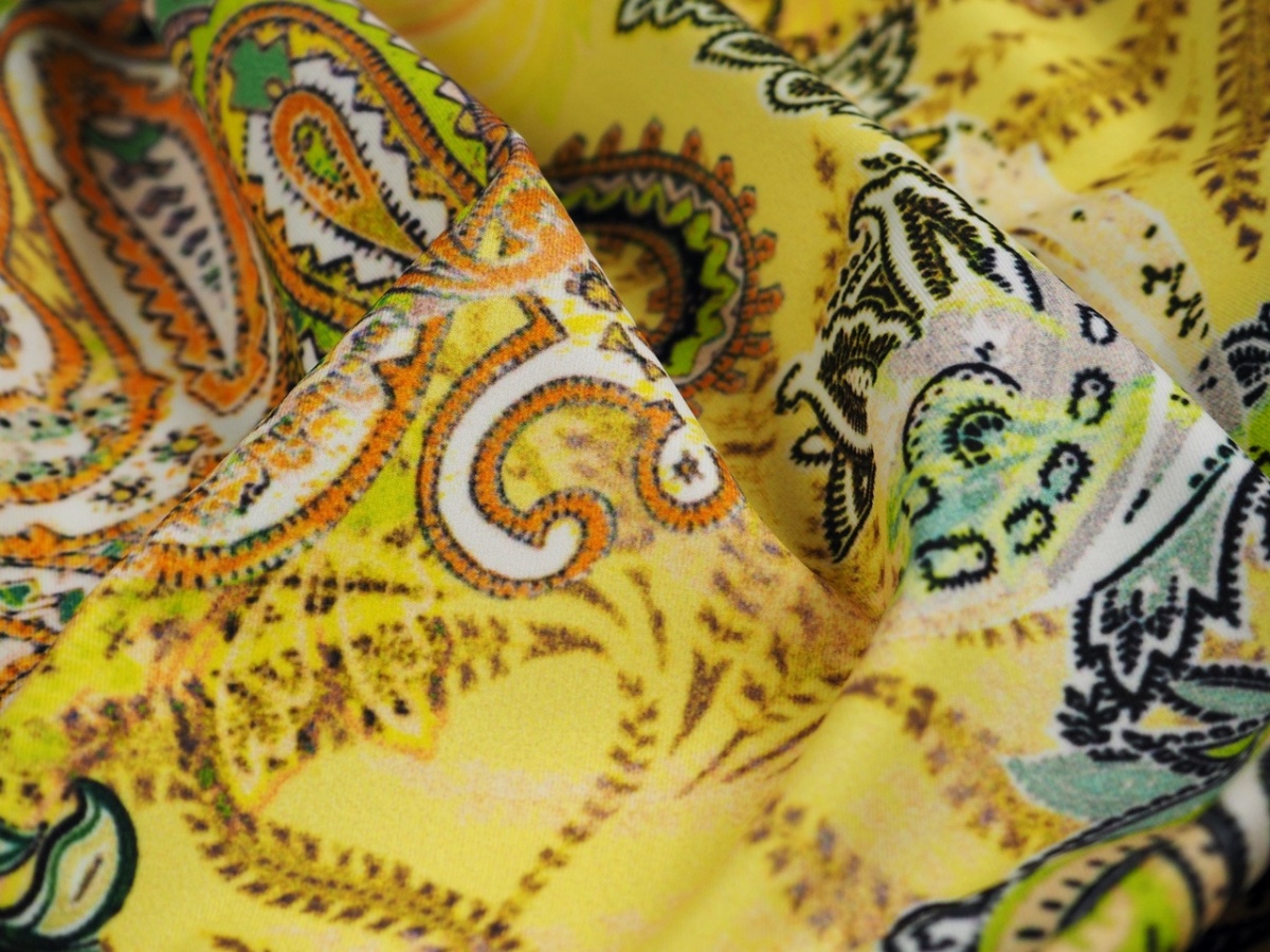 Lycra dzianina - Kolorowe paisley na kanarkowym tle Lycra dzianina - Kolorowe paisley na kanarkowym tle