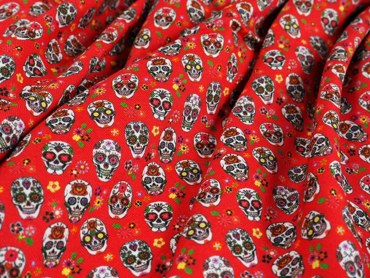 Wiskoza twill - Czaszki na czerwieni Wiskoza twill - Czaszki na czerwieni