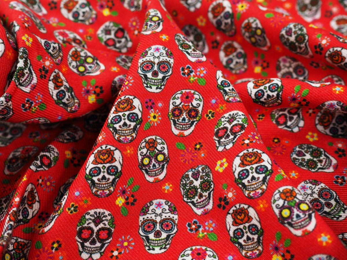 Wiskoza twill - Czaszki na czerwieni Wiskoza twill - Czaszki na czerwieni