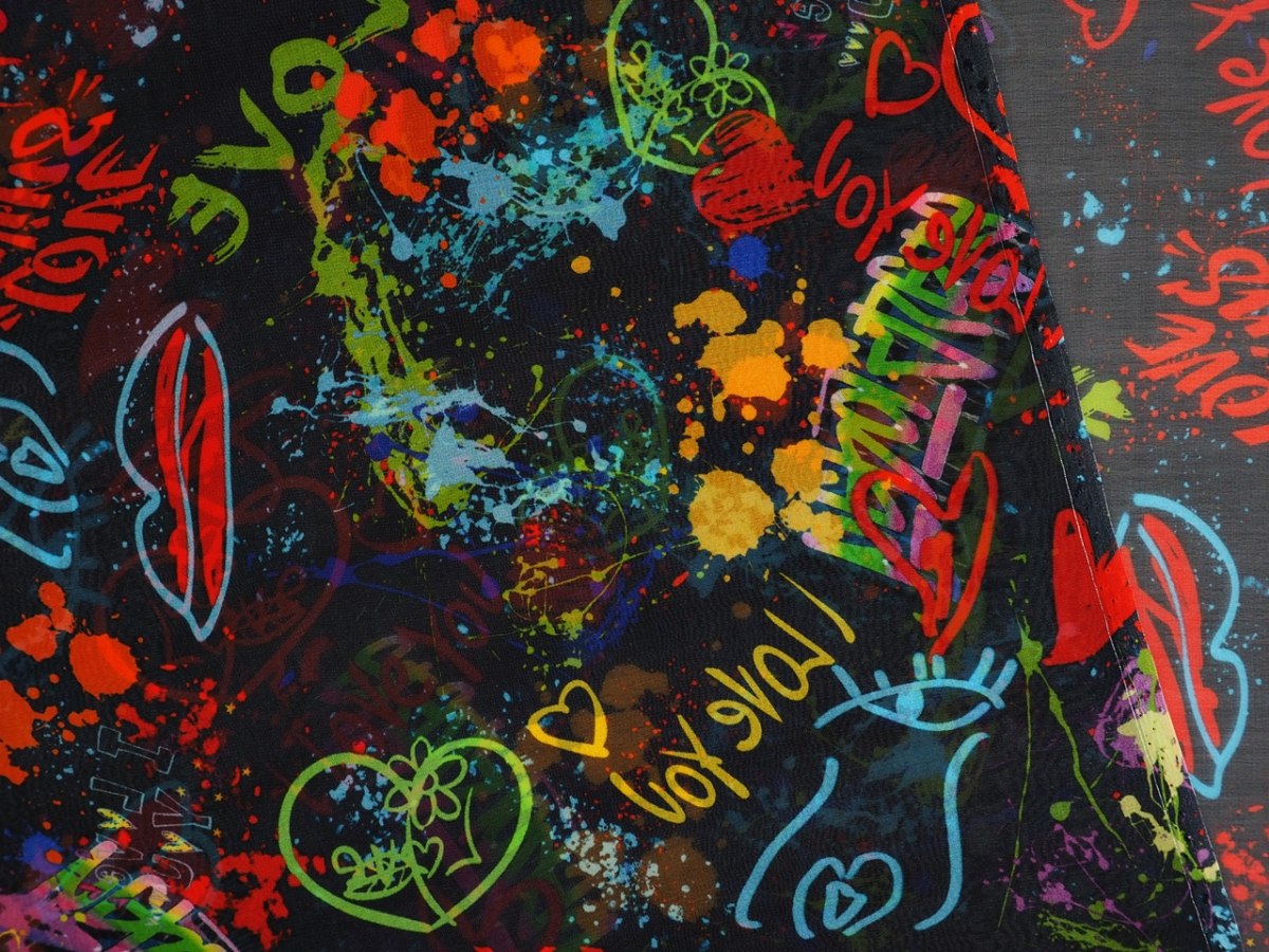 Jedwab szyfon - Intensywne graffiti na czerni Jedwab szyfon - Intensywne graffiti na czerni