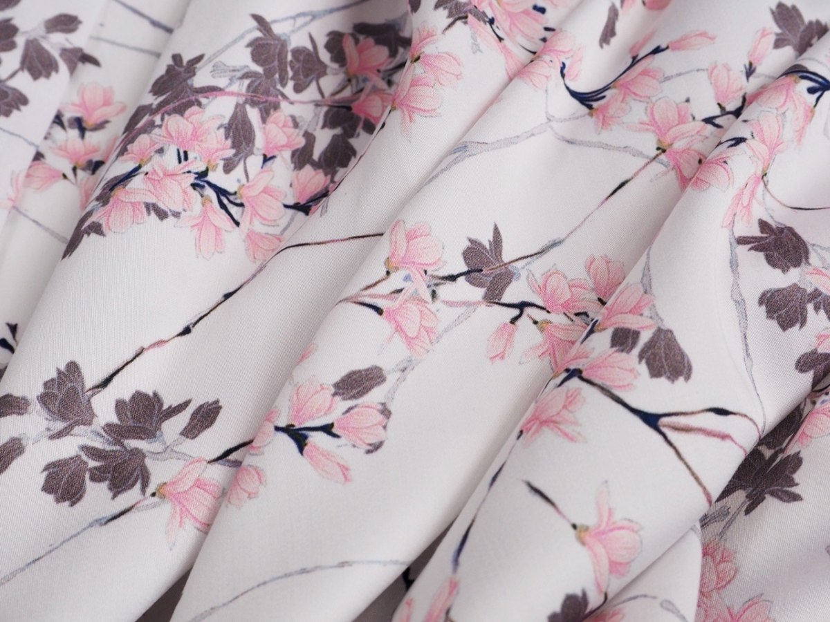 Wiskoza - Różowe kwiaty magnolii na bieli Wiskoza - Różowe kwiaty magnolii na bieli