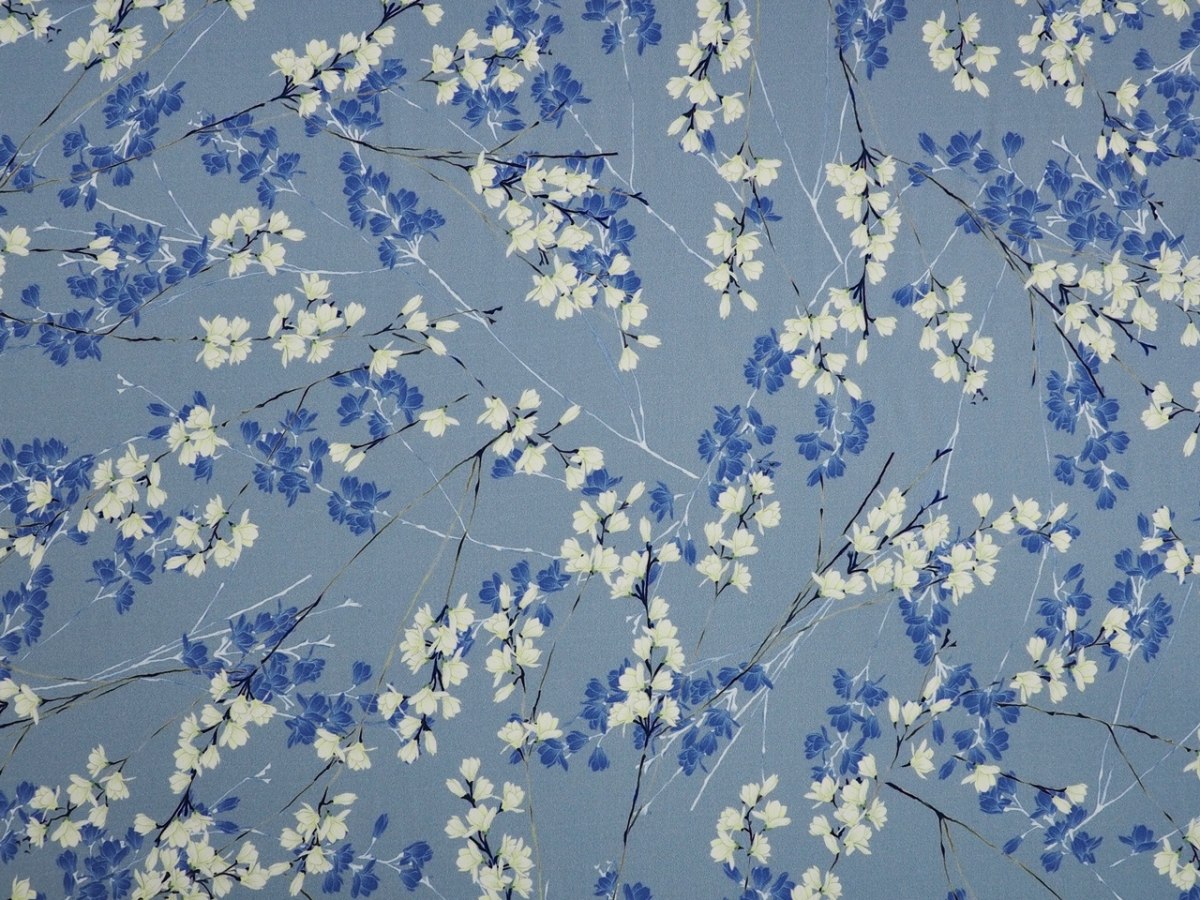 Wiskoza - Niebieskie kwiaty magnolii na szarości Wiskoza - Niebieskie kwiaty magnolii na szarości