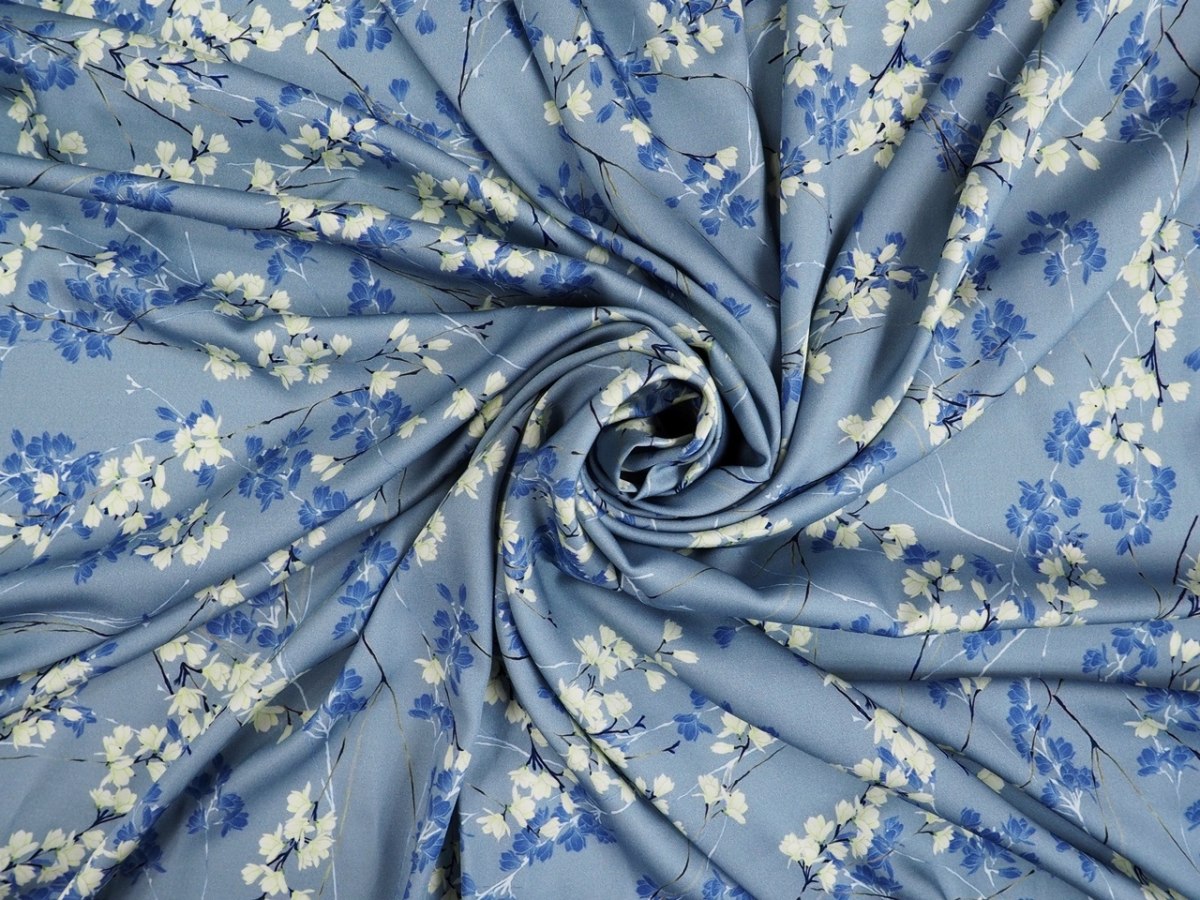 Wiskoza - Niebieskie kwiaty magnolii na szarości Wiskoza - Niebieskie kwiaty magnolii na szarości
