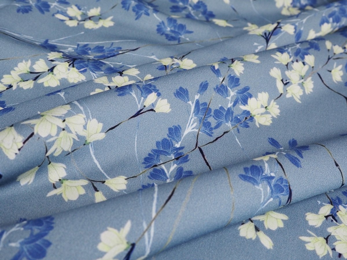 Wiskoza - Niebieskie kwiaty magnolii na szarości Wiskoza - Niebieskie kwiaty magnolii na szarości
