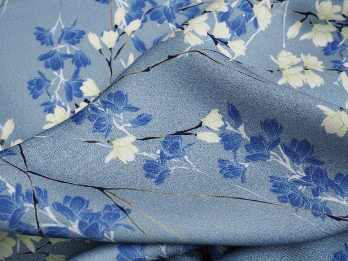 Wiskoza - Niebieskie kwiaty magnolii na szarości Wiskoza - Niebieskie kwiaty magnolii na szarości