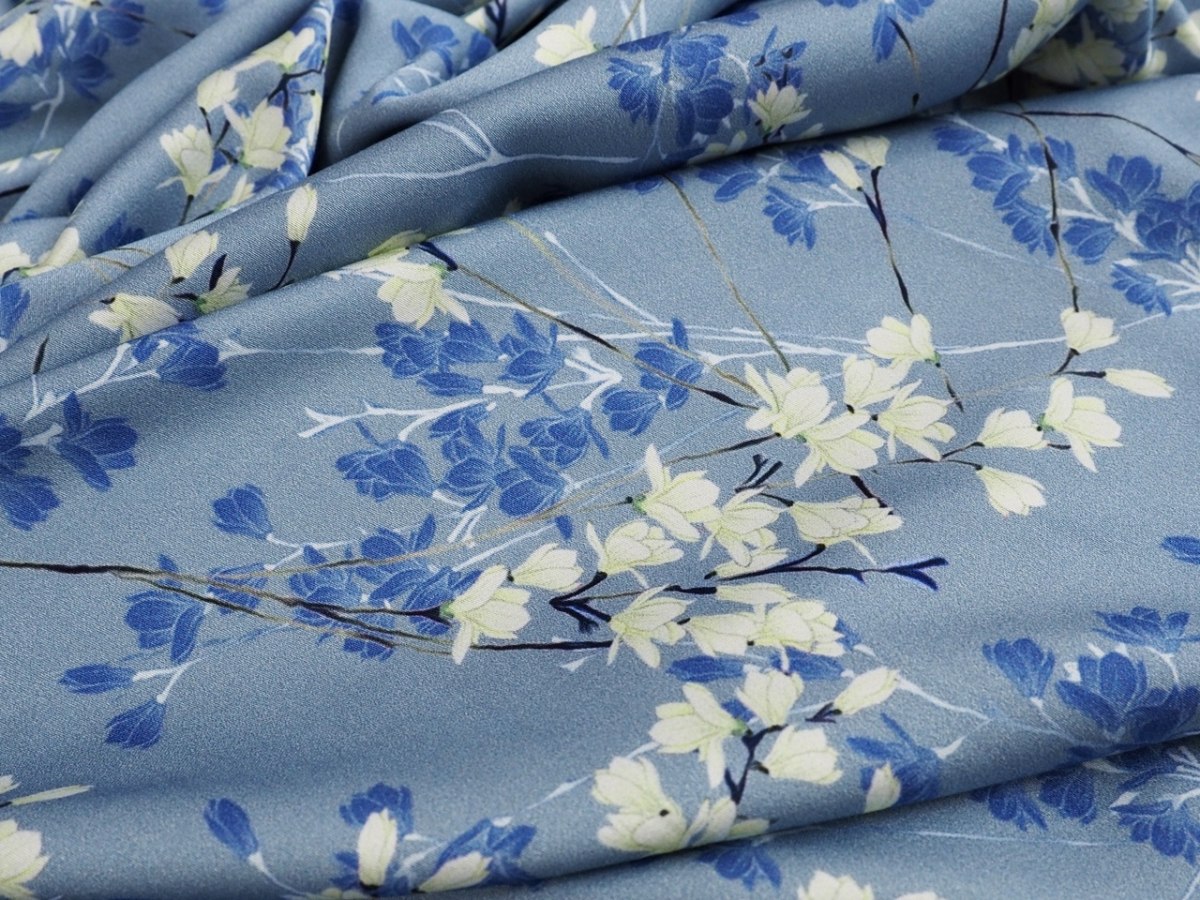 Wiskoza - Niebieskie kwiaty magnolii na szarości Wiskoza - Niebieskie kwiaty magnolii na szarości