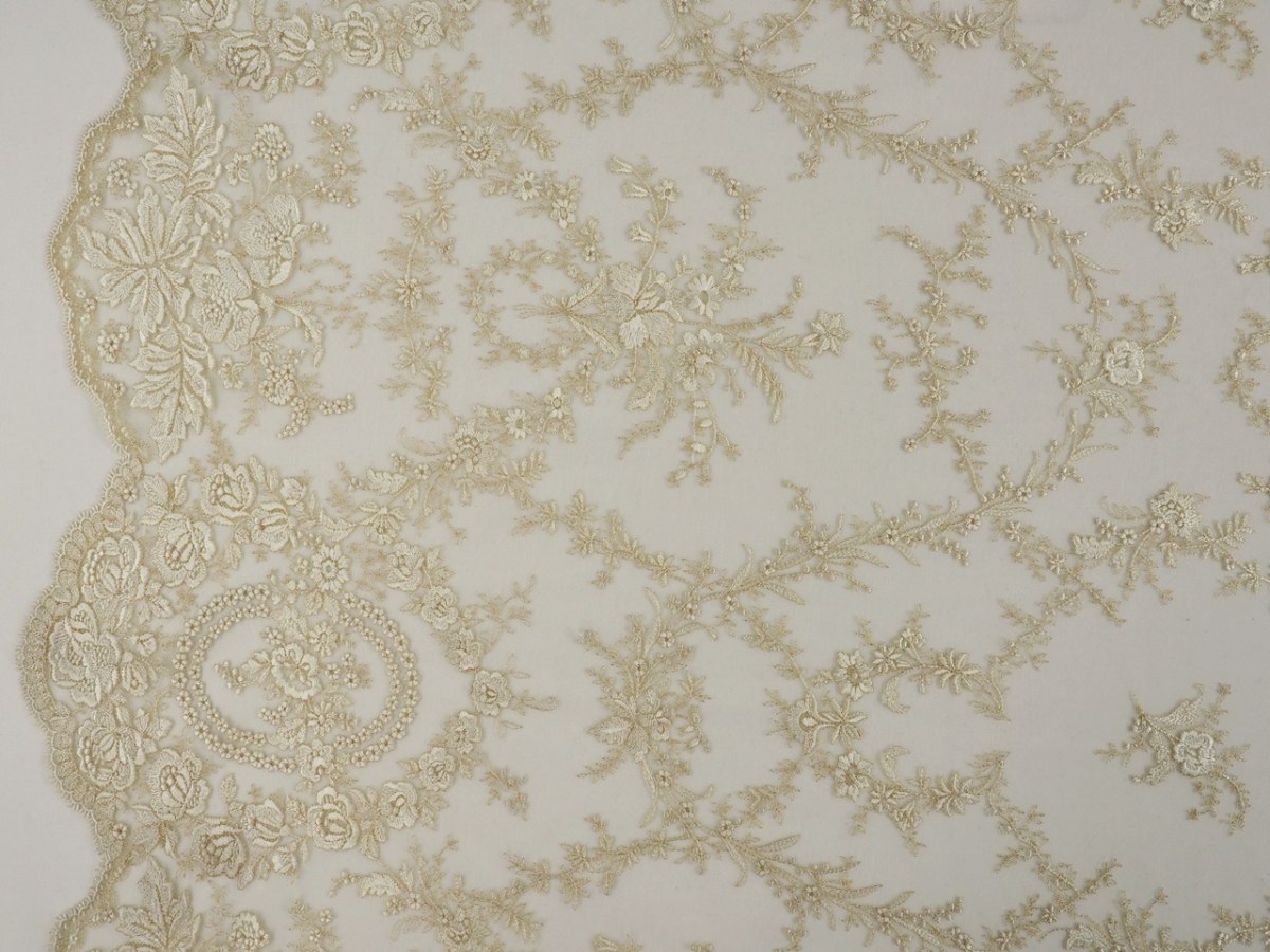 Haft na siatce - Szampańskie kwiaty i ornamenty Haft na siatce - Szampańskie kwiaty i ornamenty