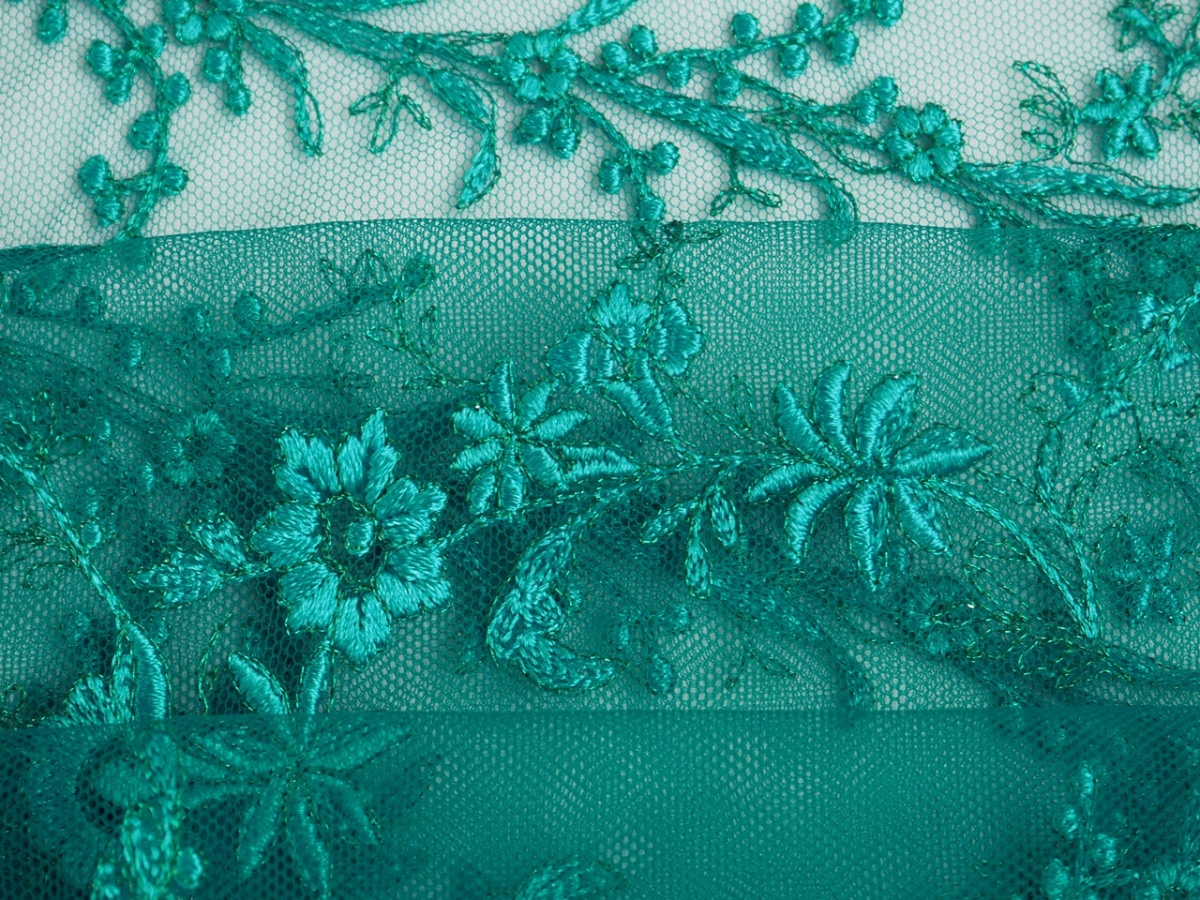 Haft na siatce - Szmaragdowe kwiaty i ornamenty Haft na siatce - Szmaragdowe kwiaty i ornamenty