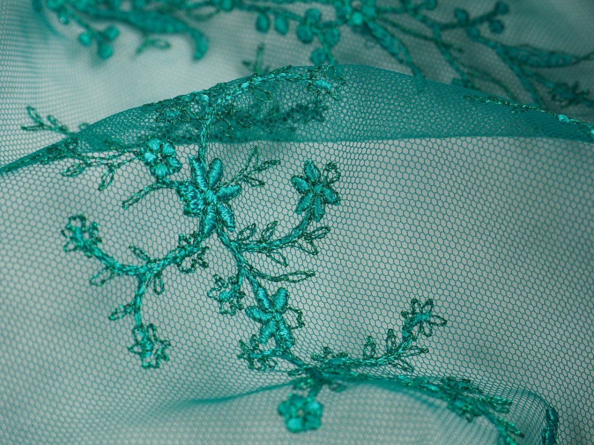 Haft na siatce - Szmaragdowe kwiaty i ornamenty Haft na siatce - Szmaragdowe kwiaty i ornamenty