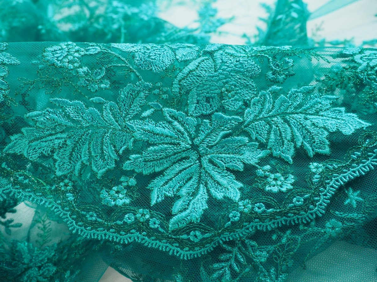Haft na siatce - Szmaragdowe kwiaty i ornamenty Haft na siatce - Szmaragdowe kwiaty i ornamenty