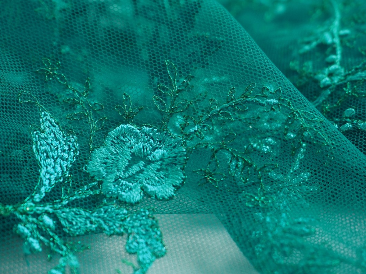 Haft na siatce - Szmaragdowe kwiaty i ornamenty Haft na siatce - Szmaragdowe kwiaty i ornamenty