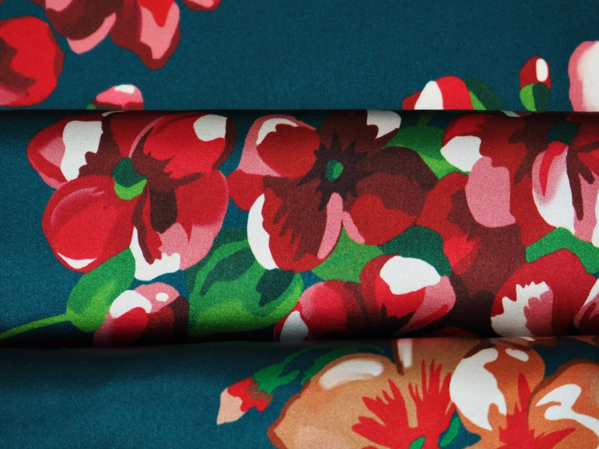 Jedwab sygnowany - Geranium na szmaragdowej zieleni Jedwab sygnowany - Geranium na szmaragdowej zieleni