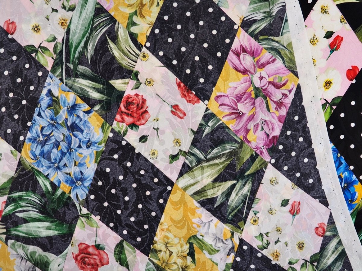 Jedwab - Patchwork, grochy, kwiaty, wytłoczenia Jedwab - Patchwork, grochy, kwiaty, wytłoczenia